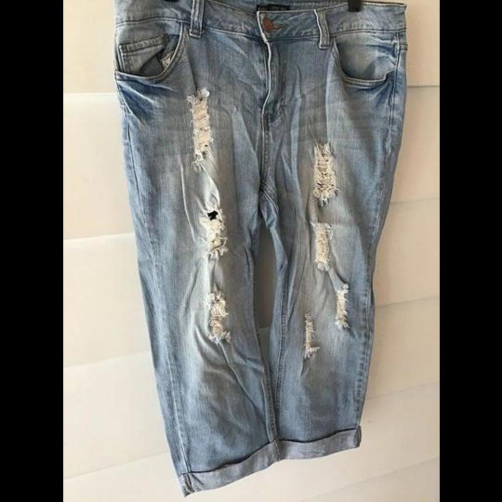 Forever 21 + Distressed jeans Size 14 #399